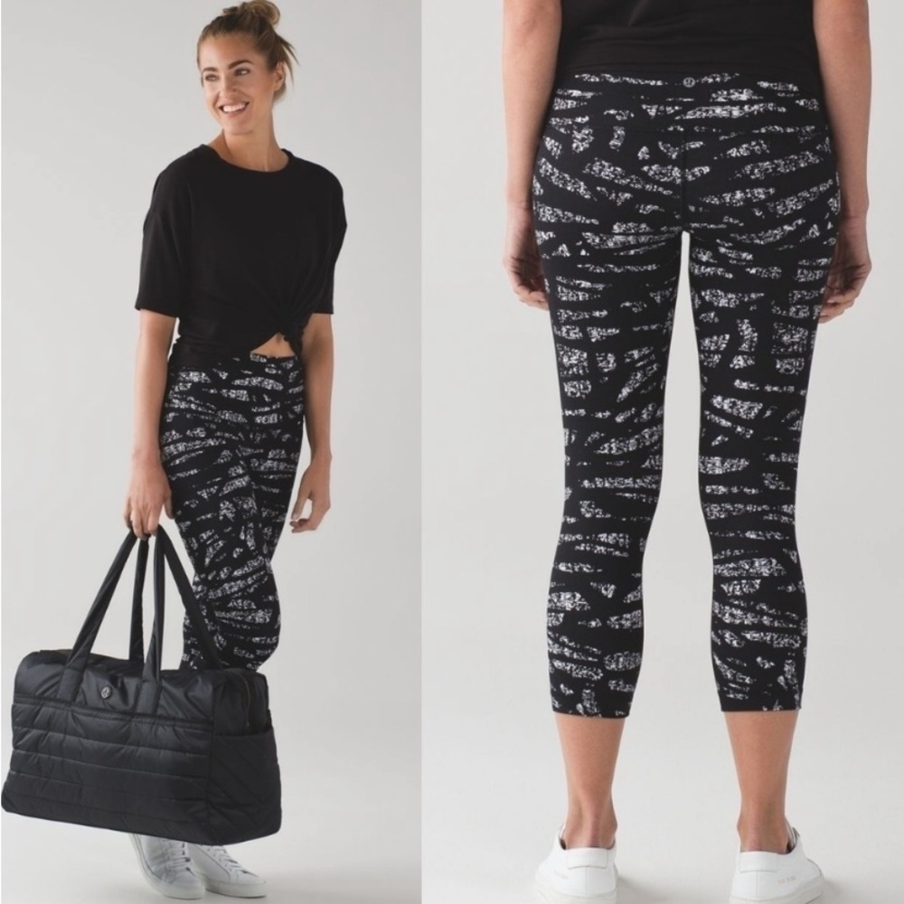 LULULEMON Wunder Under High Rise Crop Leggings Size 4 in Graf Black White